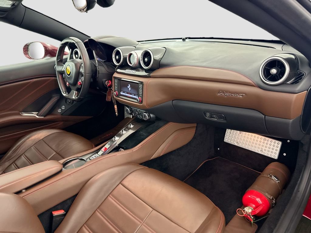 Used 2016 Ferrari California T image 29