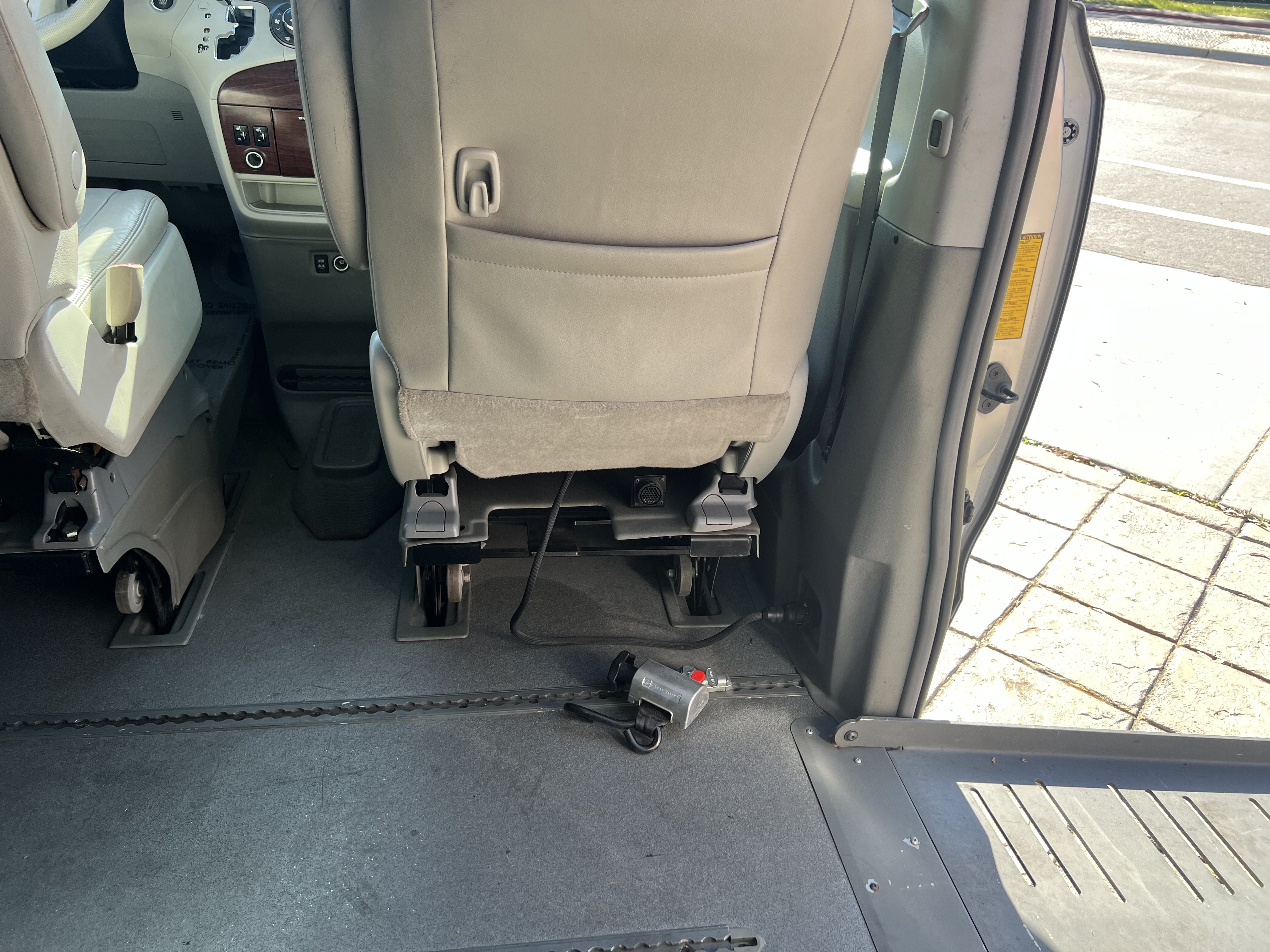 Used 2011 Toyota Sienna XLE FWD image 9