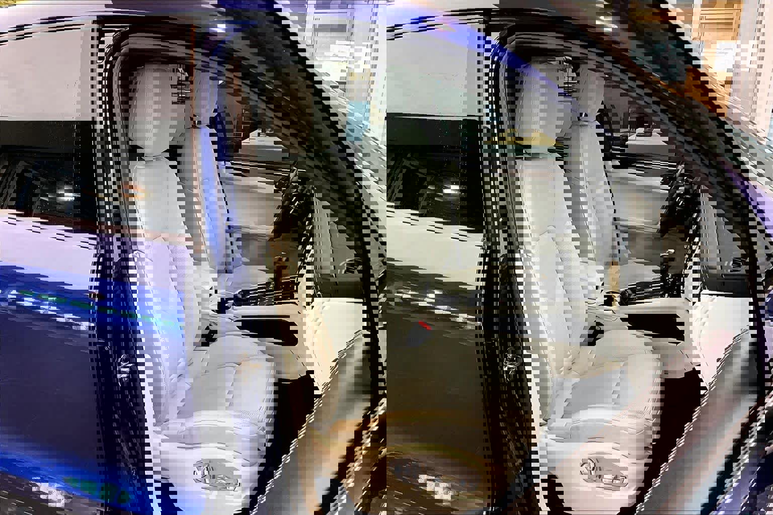 Used 2022 Porsche Macan w/ Premium Package Plus image 9