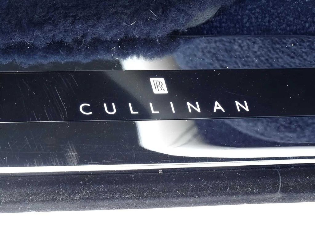 Certified 2022 Rolls-Royce Cullinan w/ Cullinan Package image 10