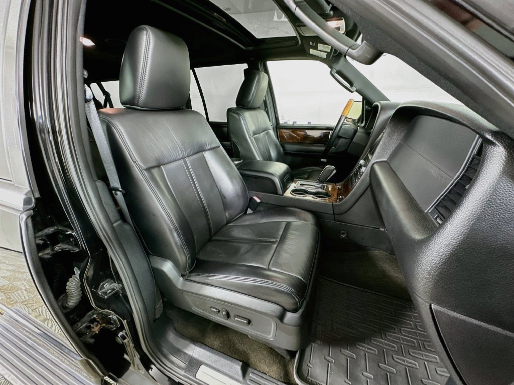 Used 2017 Lincoln Navigator L Select RWD image 37