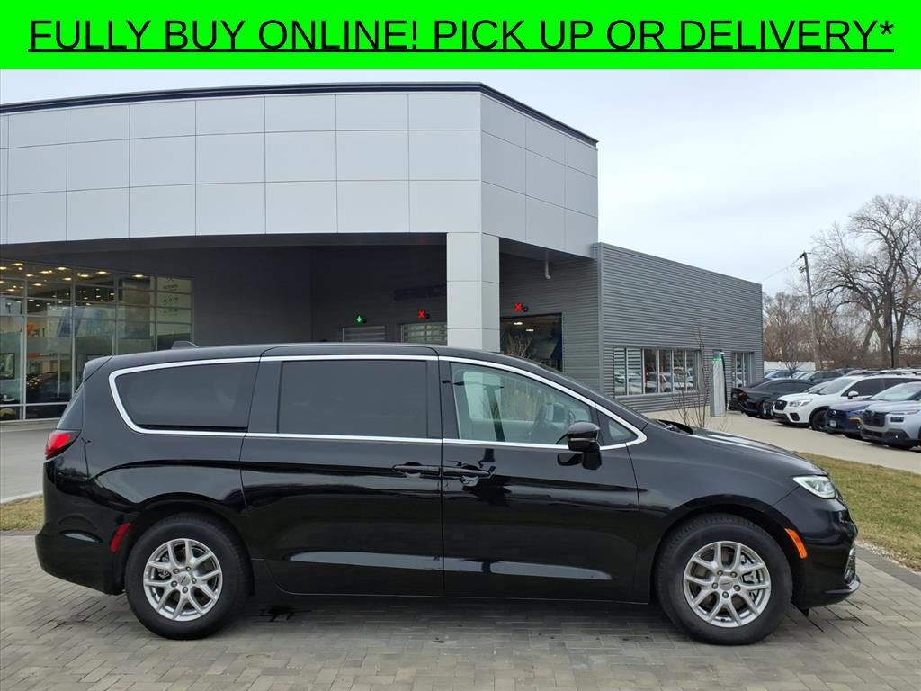Used 2024 Chrysler Pacifica Touring-L image 8