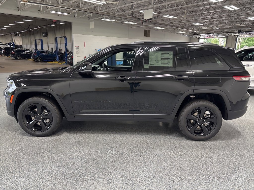New 2025 Jeep Grand Cherokee Limited w/ Black Appearance Package image 4