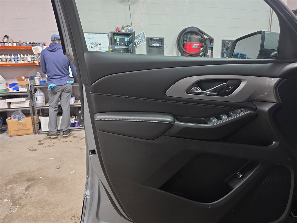 Used 2023 Chevrolet Traverse LT w/ Rear Camera Mirror Package image 27
