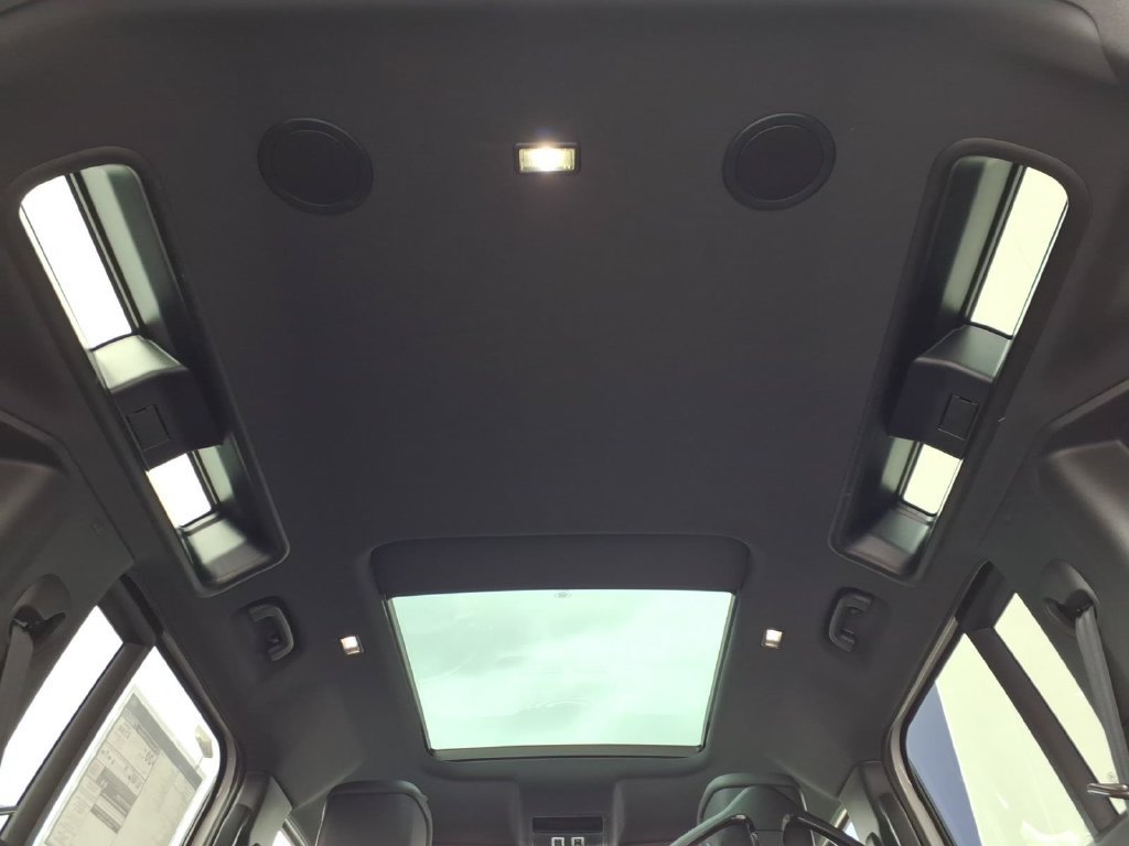 New 2026 Land Rover Defender 110 X-Dynamic SE AWD/4WD image 24