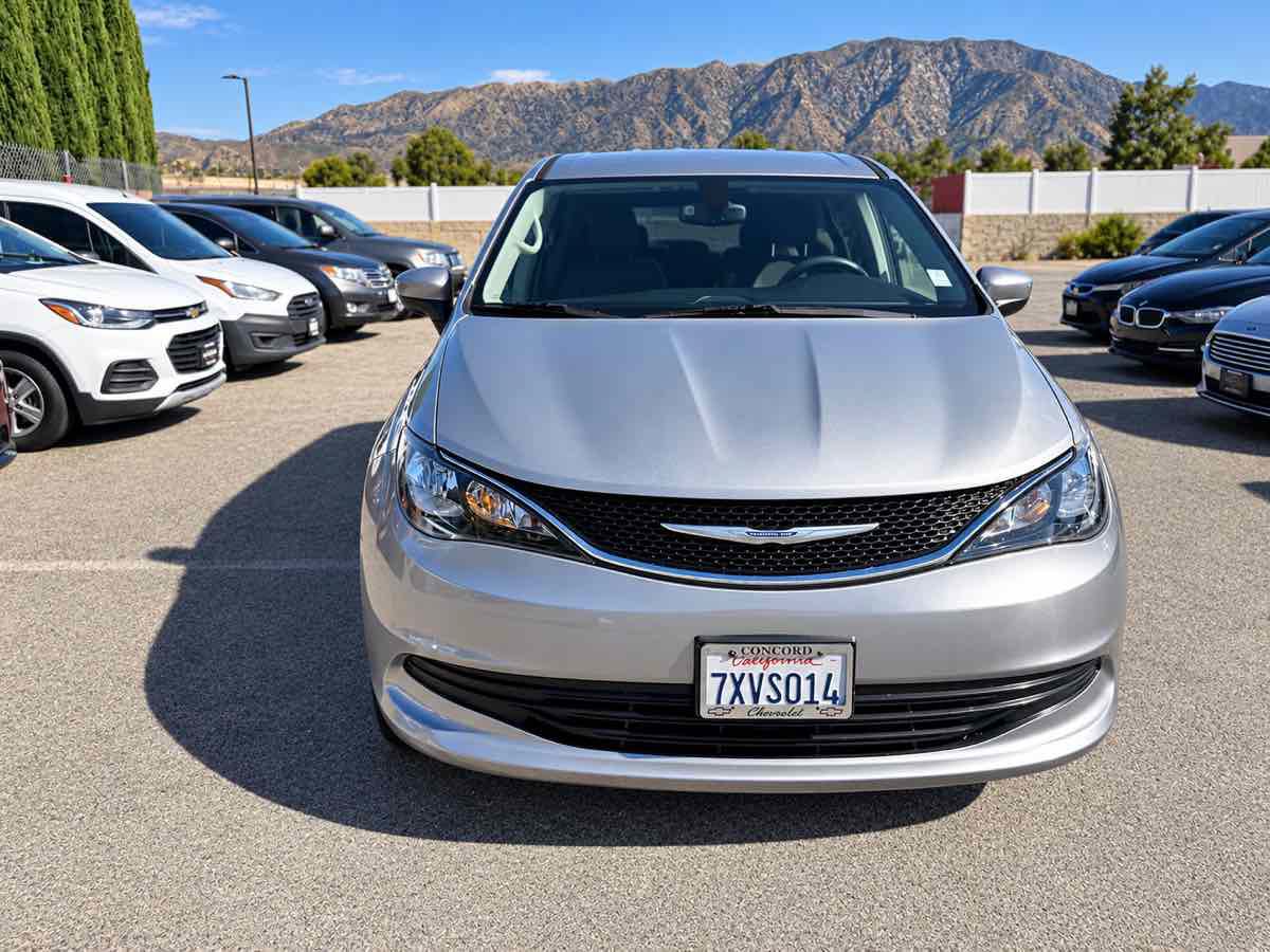 Used 2017 Chrysler Pacifica LX FWD image 2