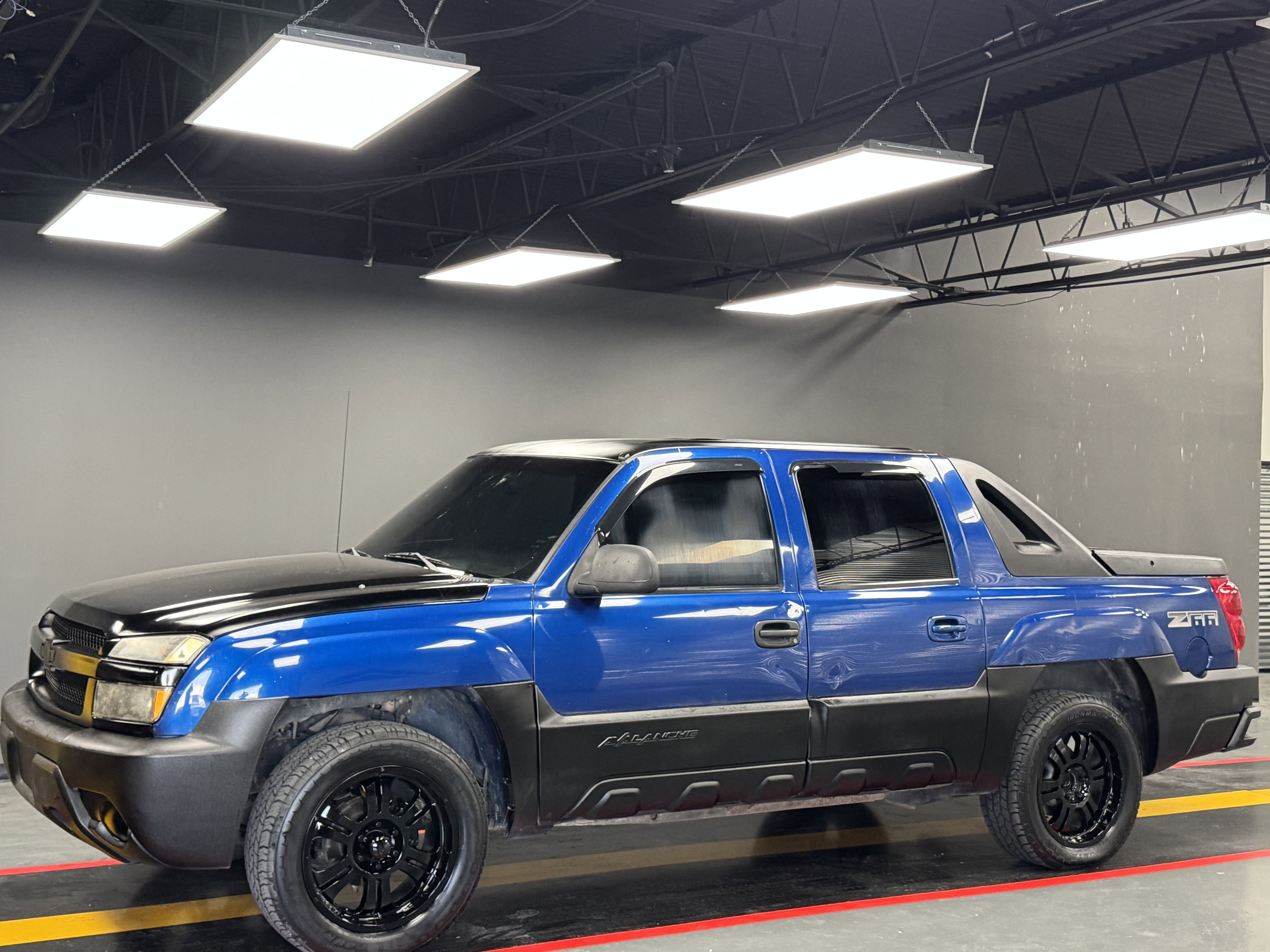 Used 2003 Chevrolet Avalanche 2WD image 1
