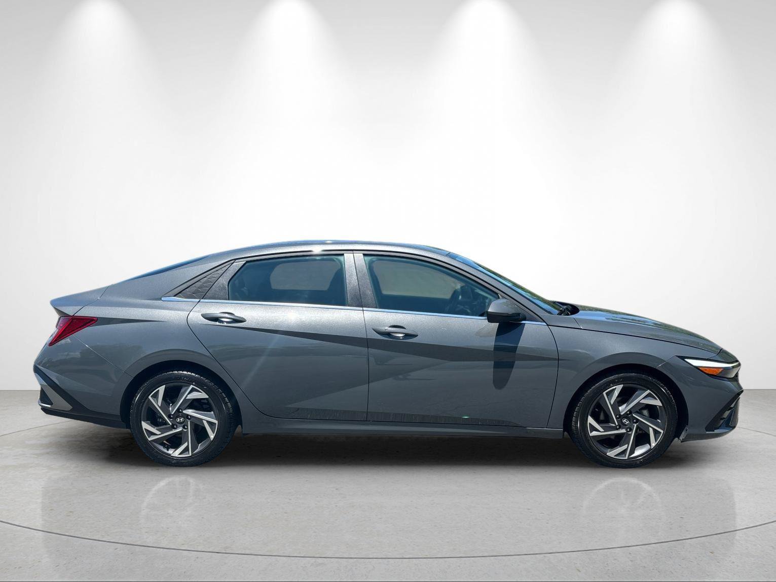 Used 2025 Hyundai Elantra SEL FWD image 6