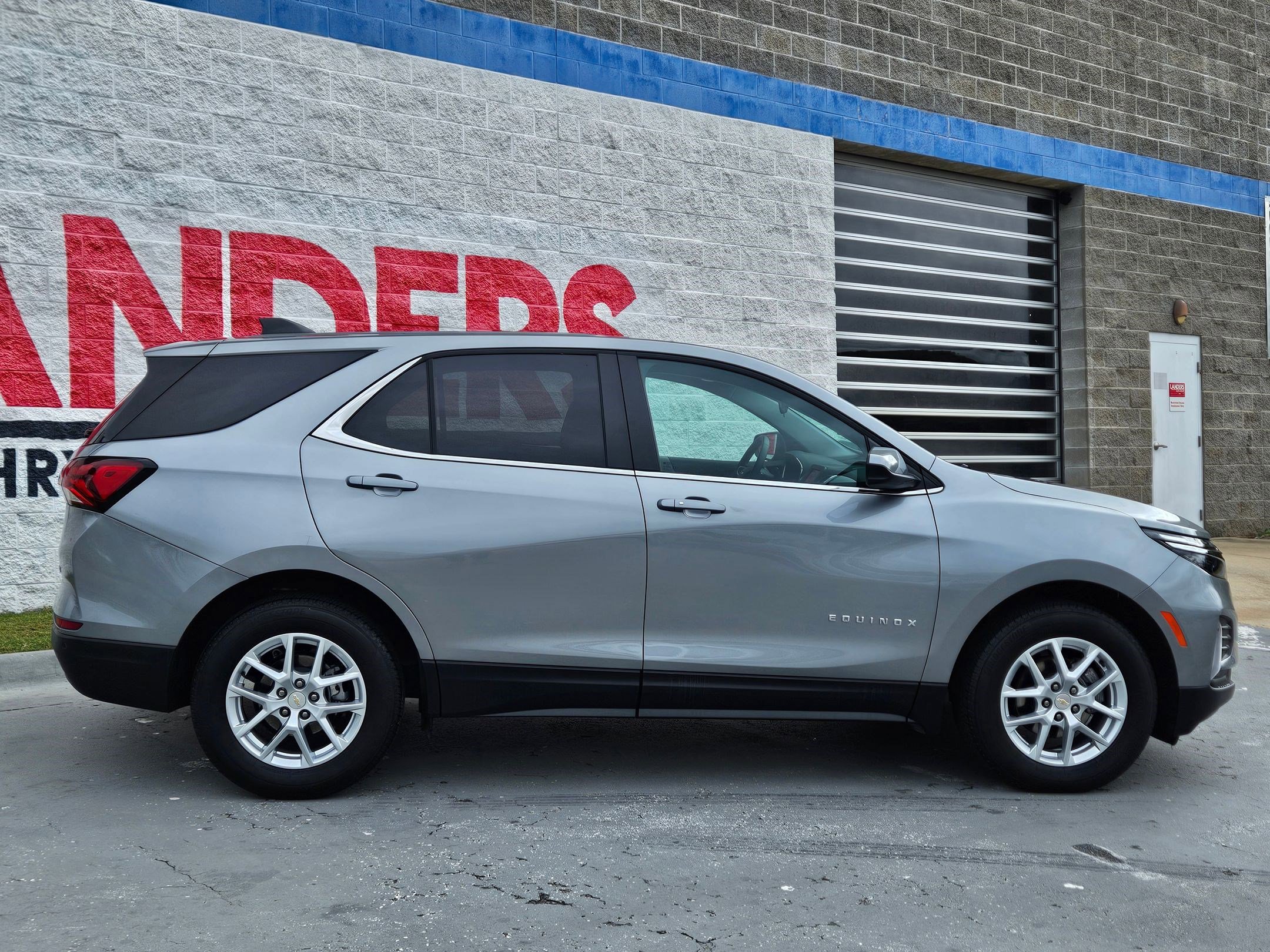 Used 2023 Chevrolet Equinox LT w/ Driver Convenience Package image 8