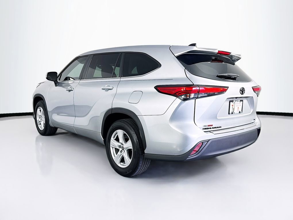 Used 2023 Toyota Highlander LE image 7