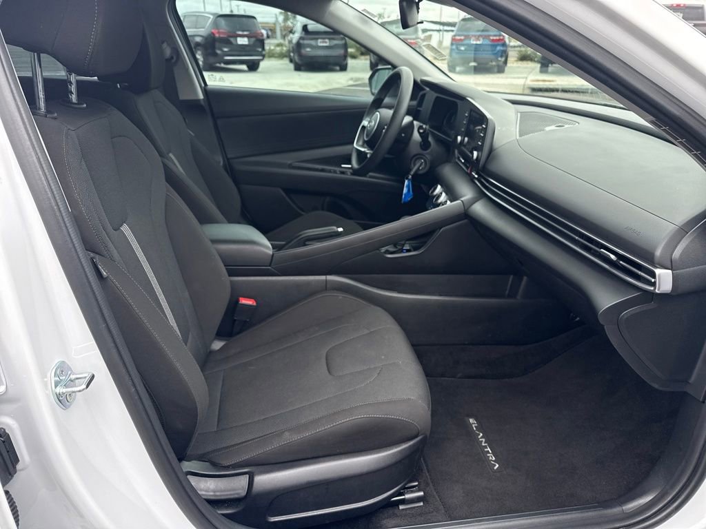 Used 2025 Hyundai Elantra SE image 27