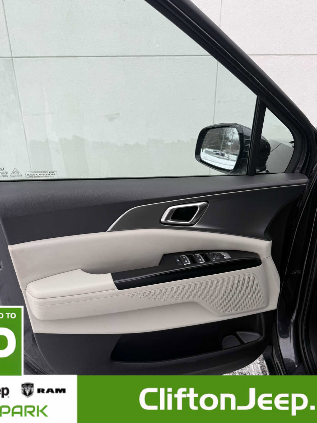 Used 2024 Kia Carnival LX image 10