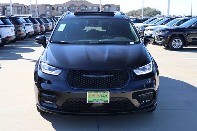 New 2026 Chrysler Pacifica Limited w/ Uconnect Theater Family Group FWD image 2