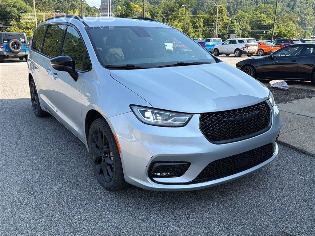 Used 2024 Chrysler Pacifica Touring-L w/ S Appearance Package AWD/4WD image 3