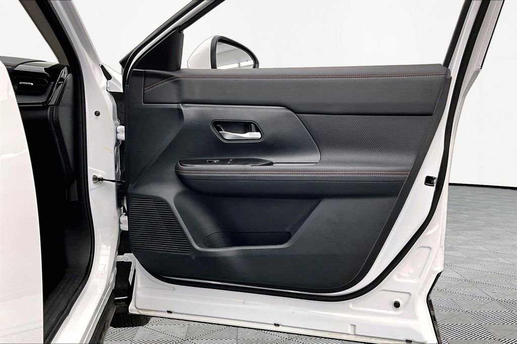 Used 2025 Nissan Kicks SR FWD image 24