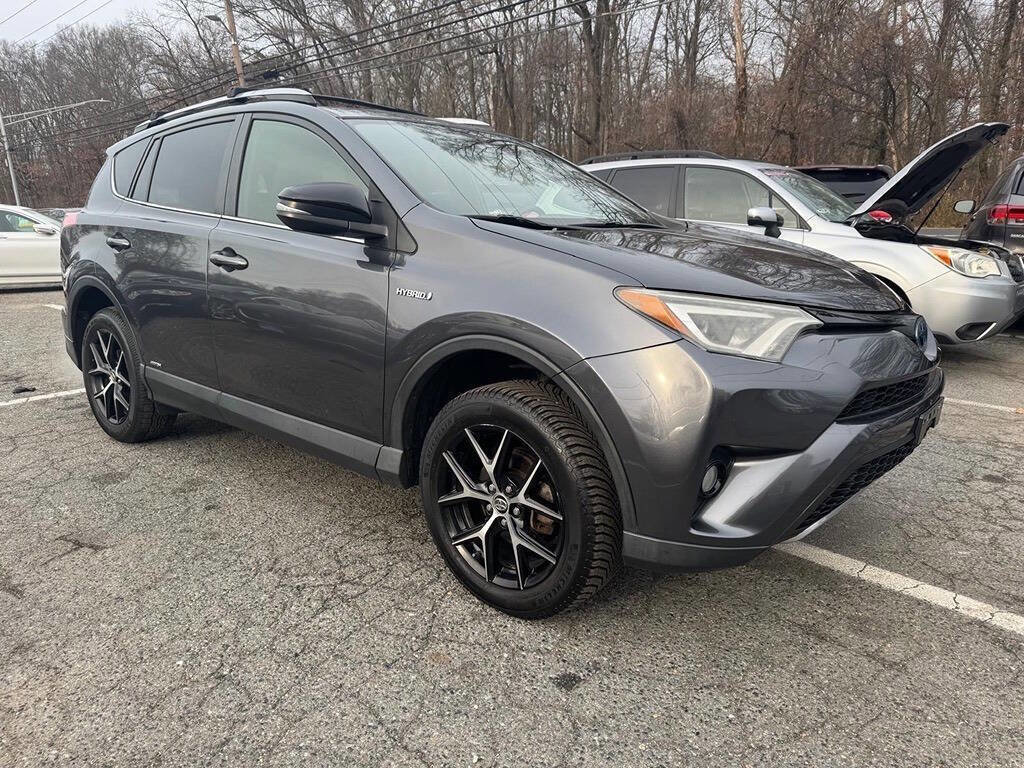 Used 2018 Toyota RAV4 SE image 3