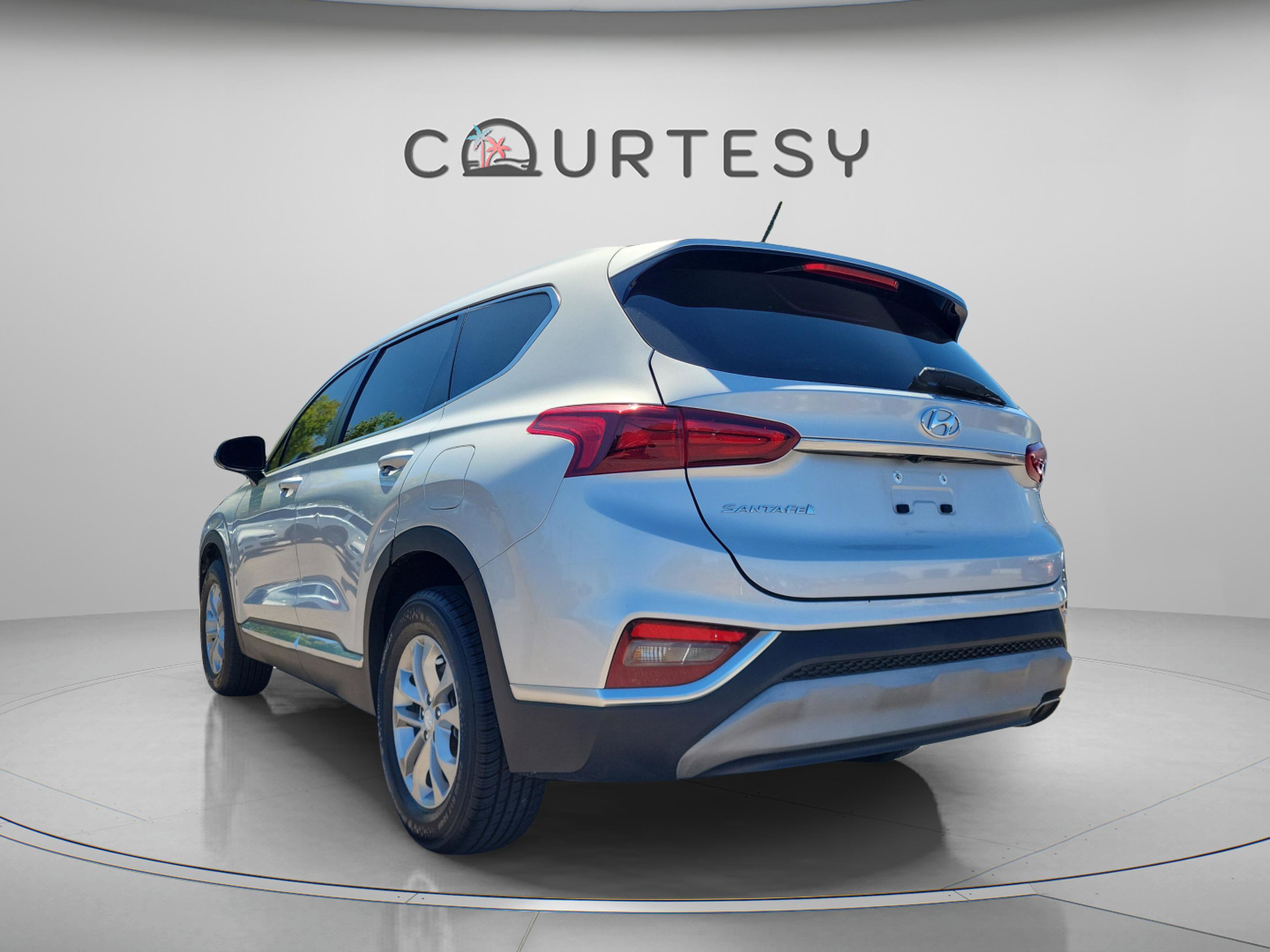 Used 2020 Hyundai Santa Fe SE image 2