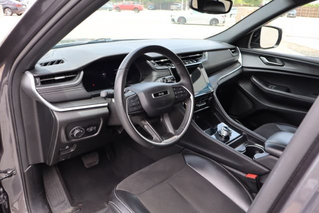 Used 2024 Jeep Grand Cherokee Altitude RWD image 12