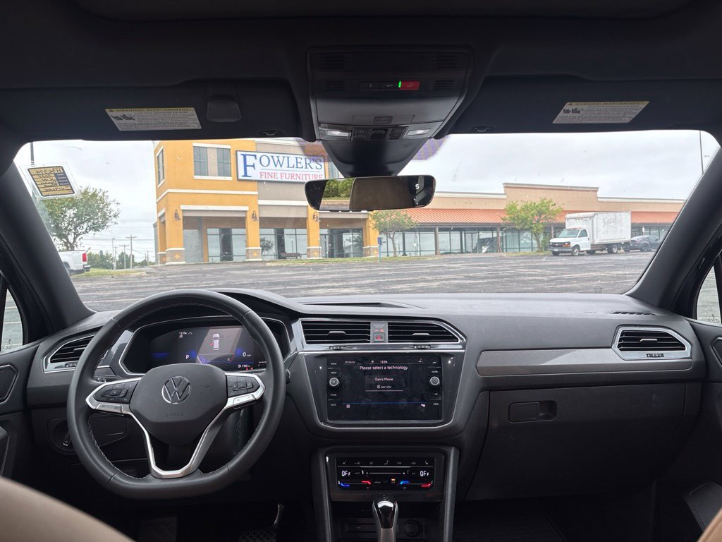Used 2024 Volkswagen Tiguan SE w/ Panoramic Sunroof Package AWD/4WD image 12