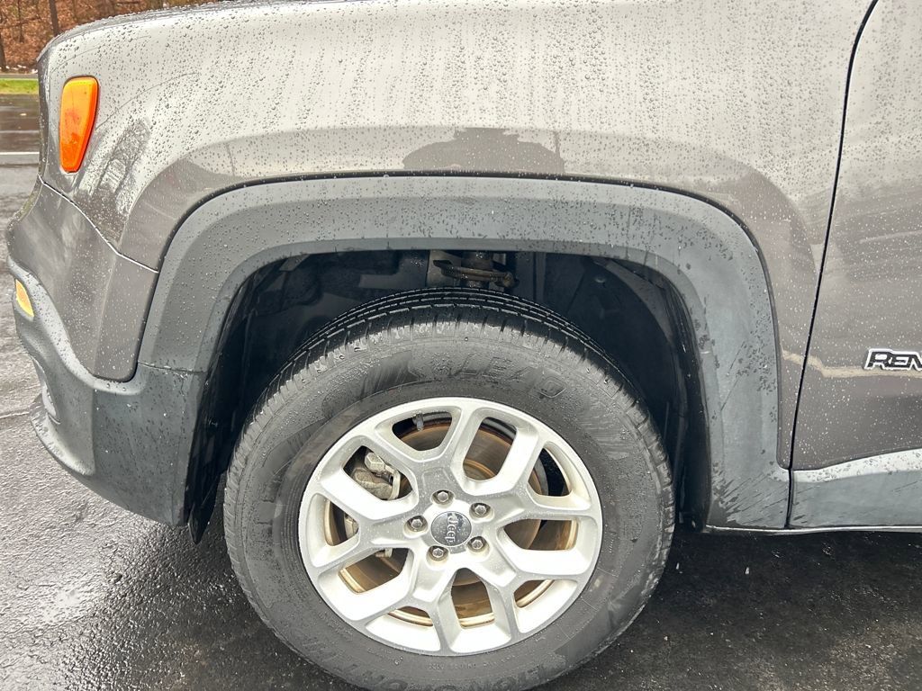 Used 2016 Jeep Renegade Latitude w/ Popular Equipment Group image 27