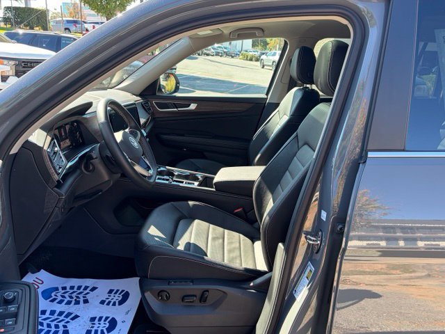 Used 2025 Volkswagen Atlas SEL AWD/4WD image 14