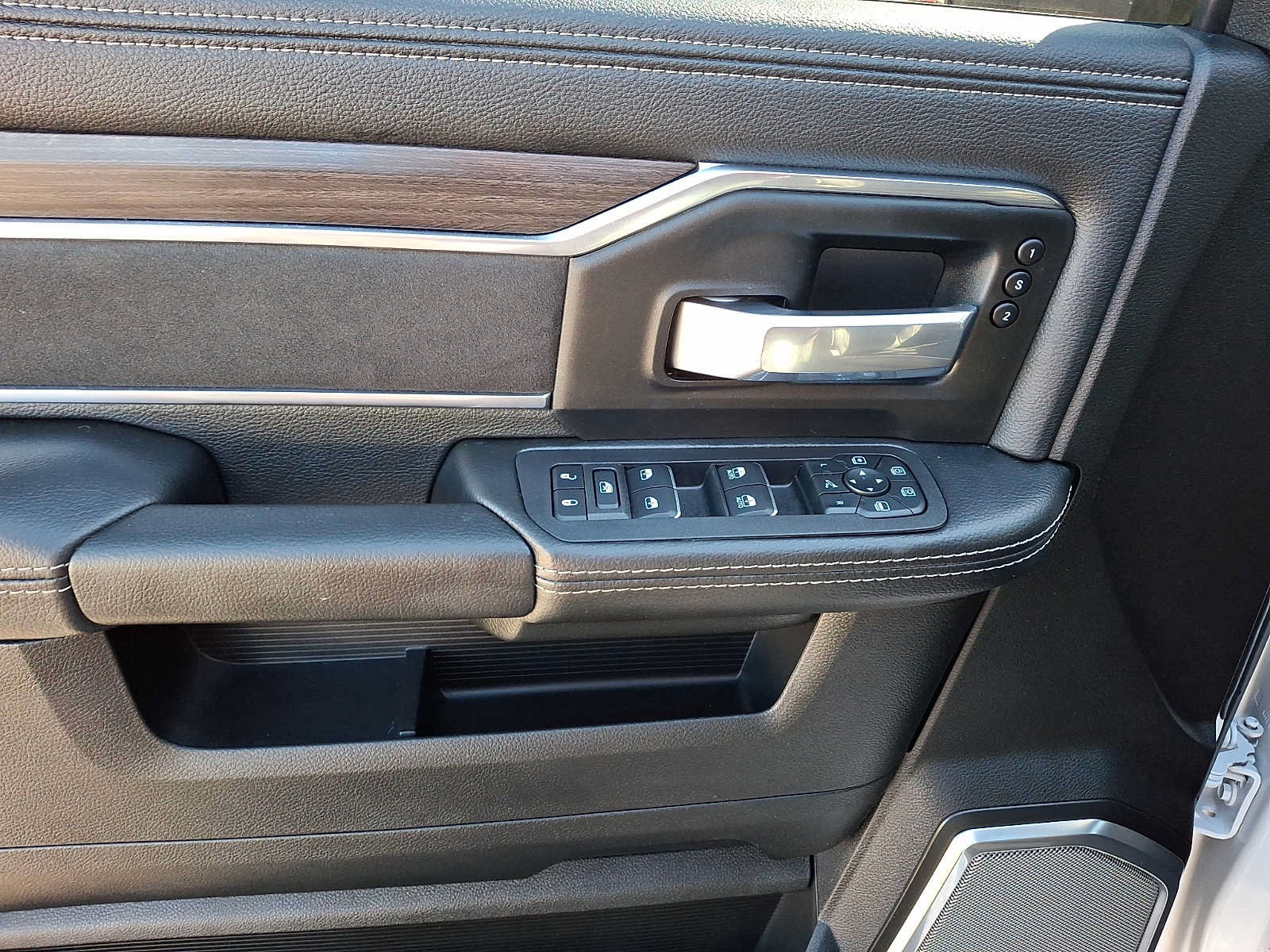 Used 2026 RAM 2500 Laramie AWD/4WD image 13