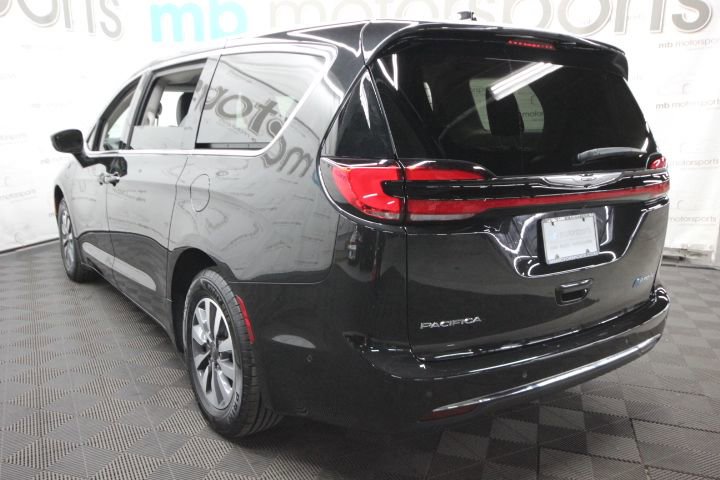 Used 2023 Chrysler Pacifica Touring-L image 4