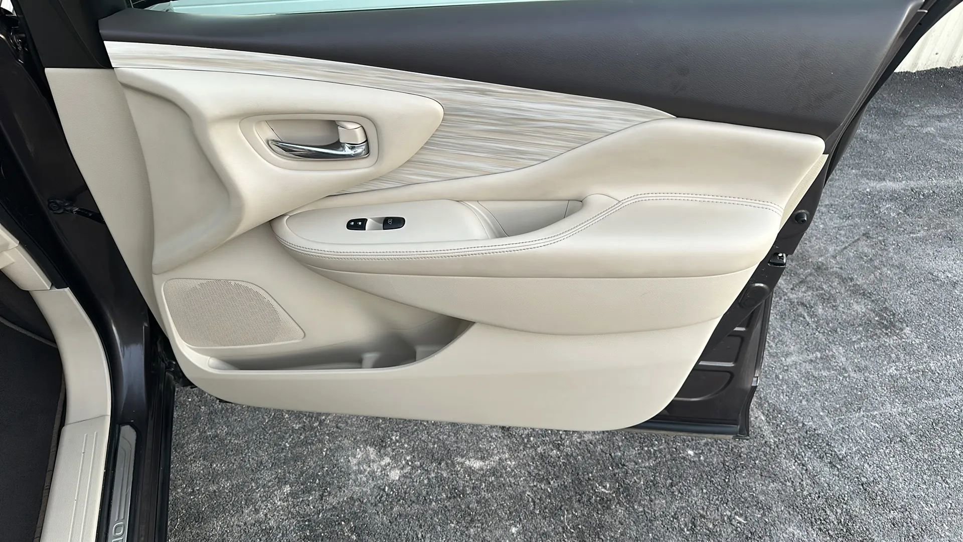 Used 2016 Nissan Murano SV image 2