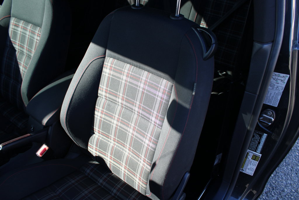 Used 2011 Volkswagen Golf 2-Door FWD image 16
