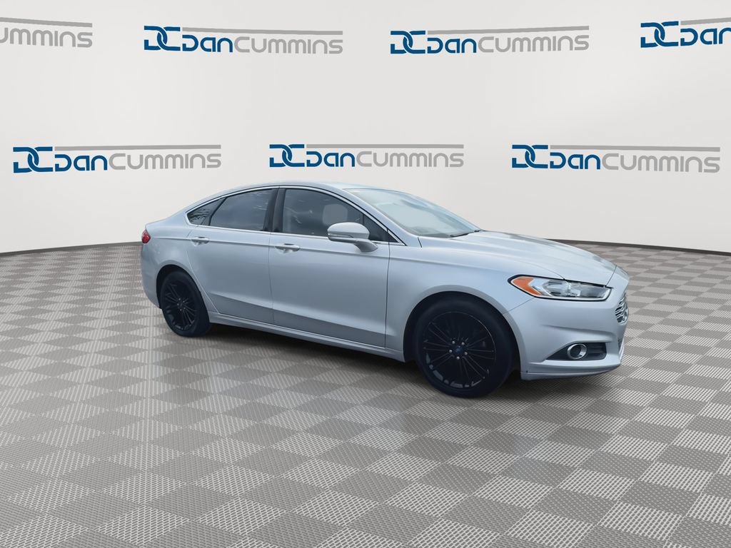 Used 2016 Ford Fusion SE w/ Equipment Group 202A FWD image 2