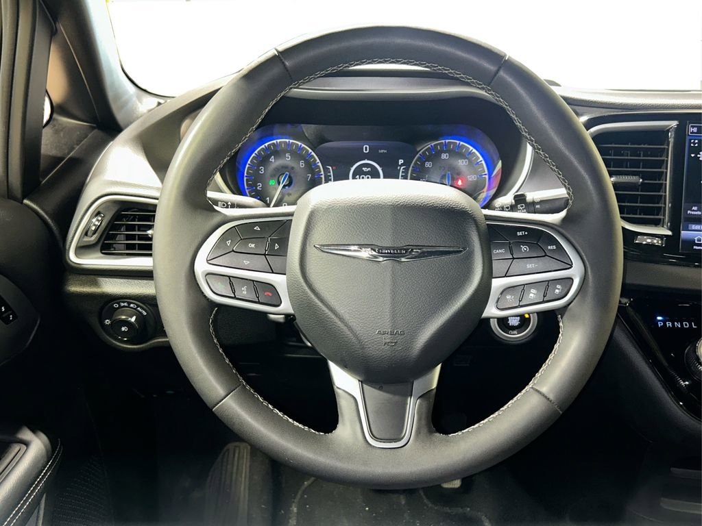 Used 2025 Chrysler Pacifica Select image 27