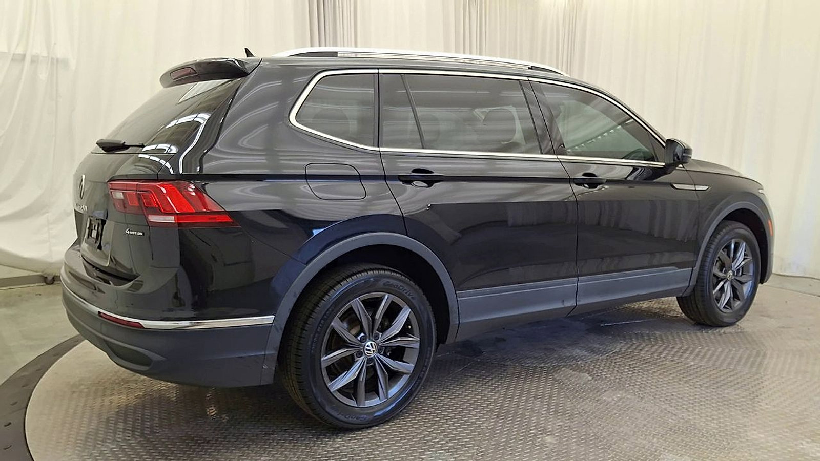 Used 2022 Volkswagen Tiguan SE image 3