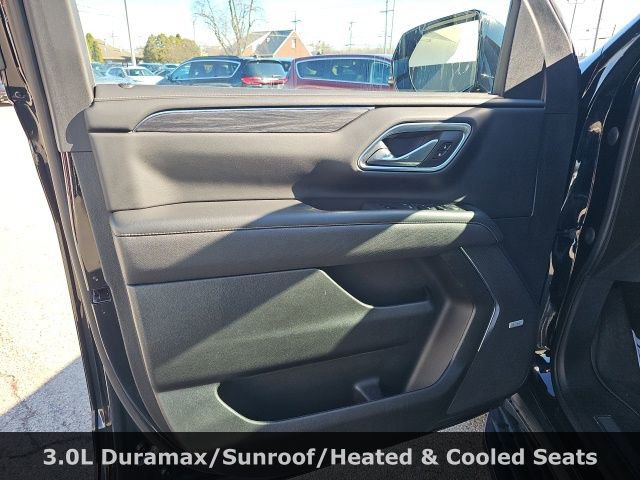 Used 2023 GMC Yukon XL SLT w/ SLT Premium Package image 11