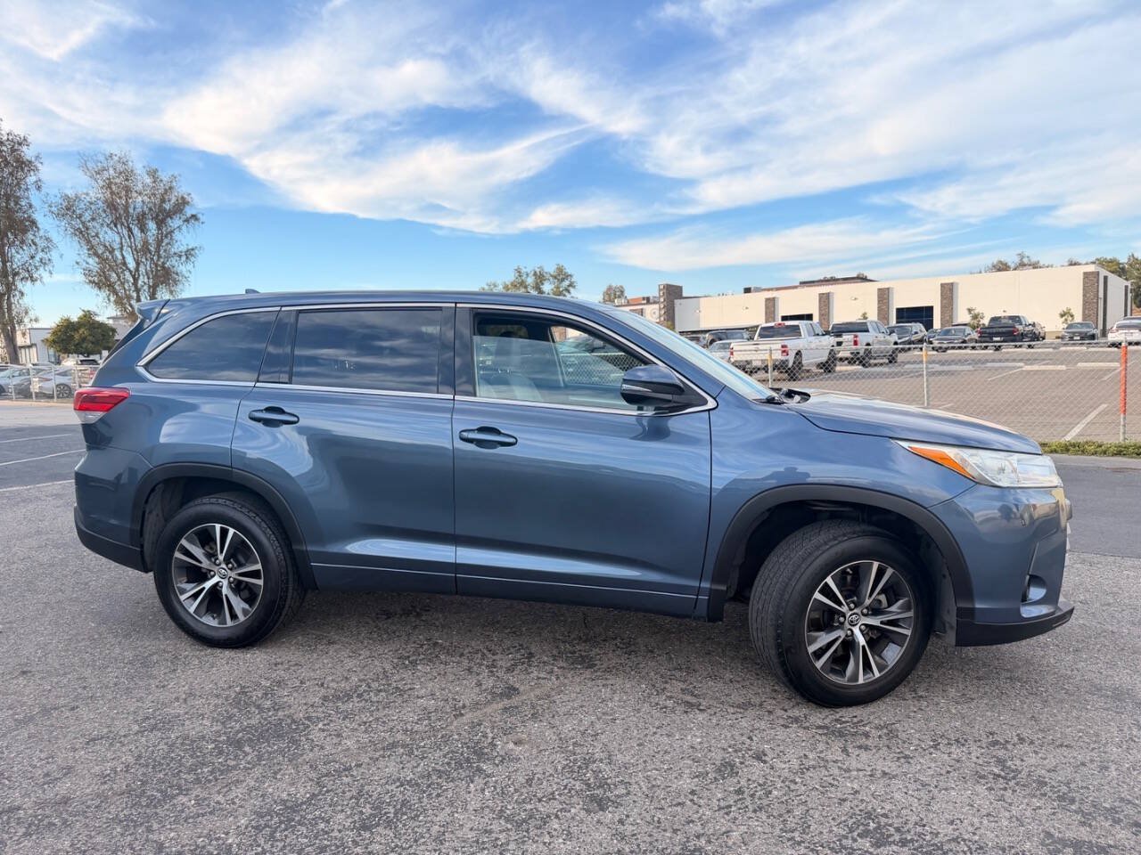 Used 2017 Toyota Highlander Plus w/ Carpet Mat Package FWD image 6