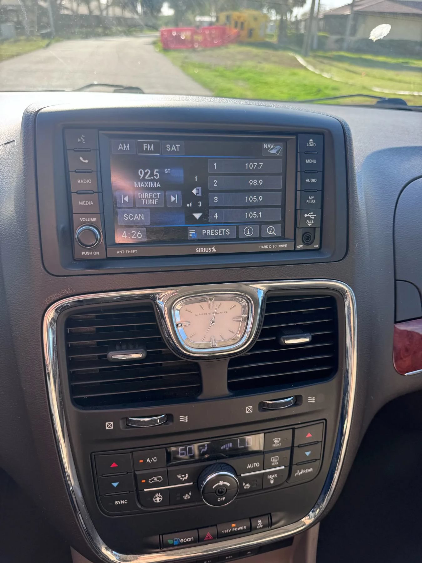 Used 2014 Chrysler Town & Country Touring-L w/ Driver Convenience Group FWD image 18