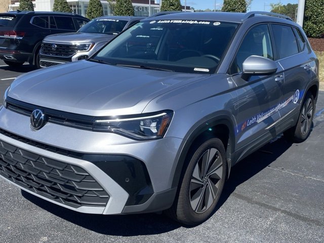 Used 2025 Volkswagen Taos SE image 2