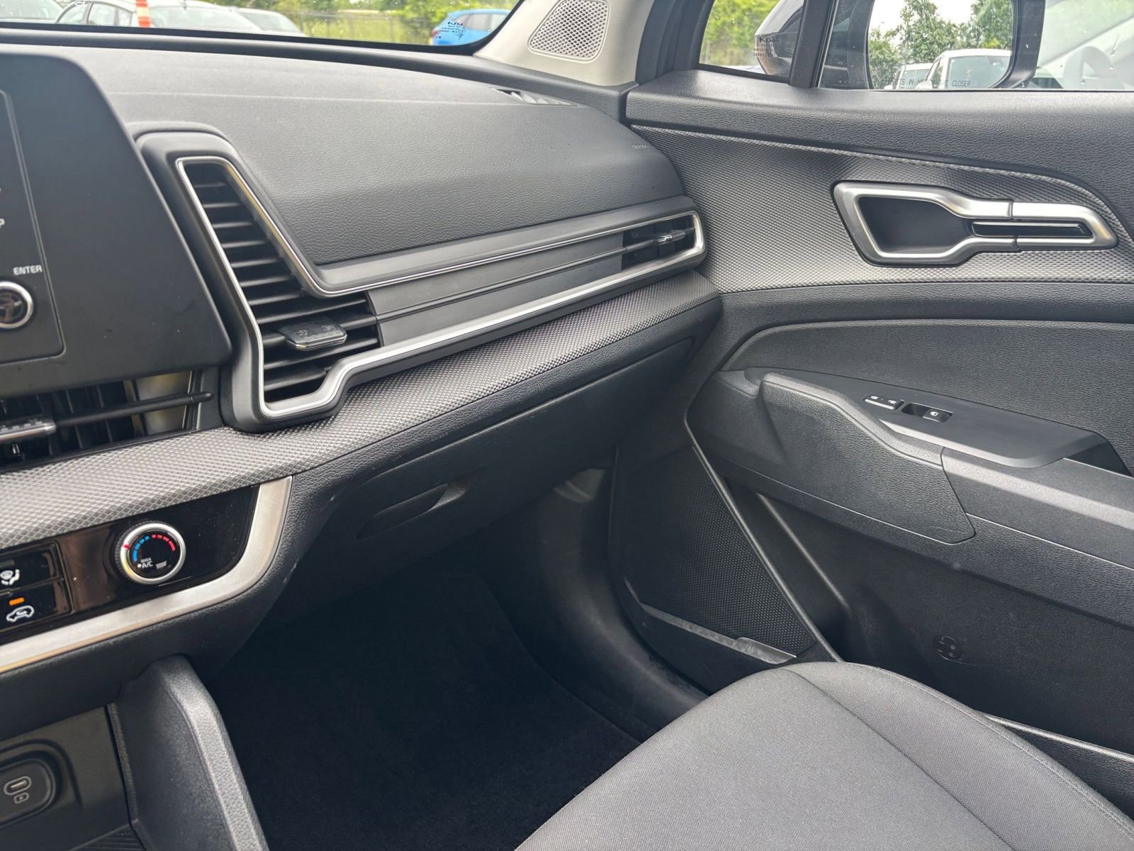 Used 2025 Kia Sportage LX image 34