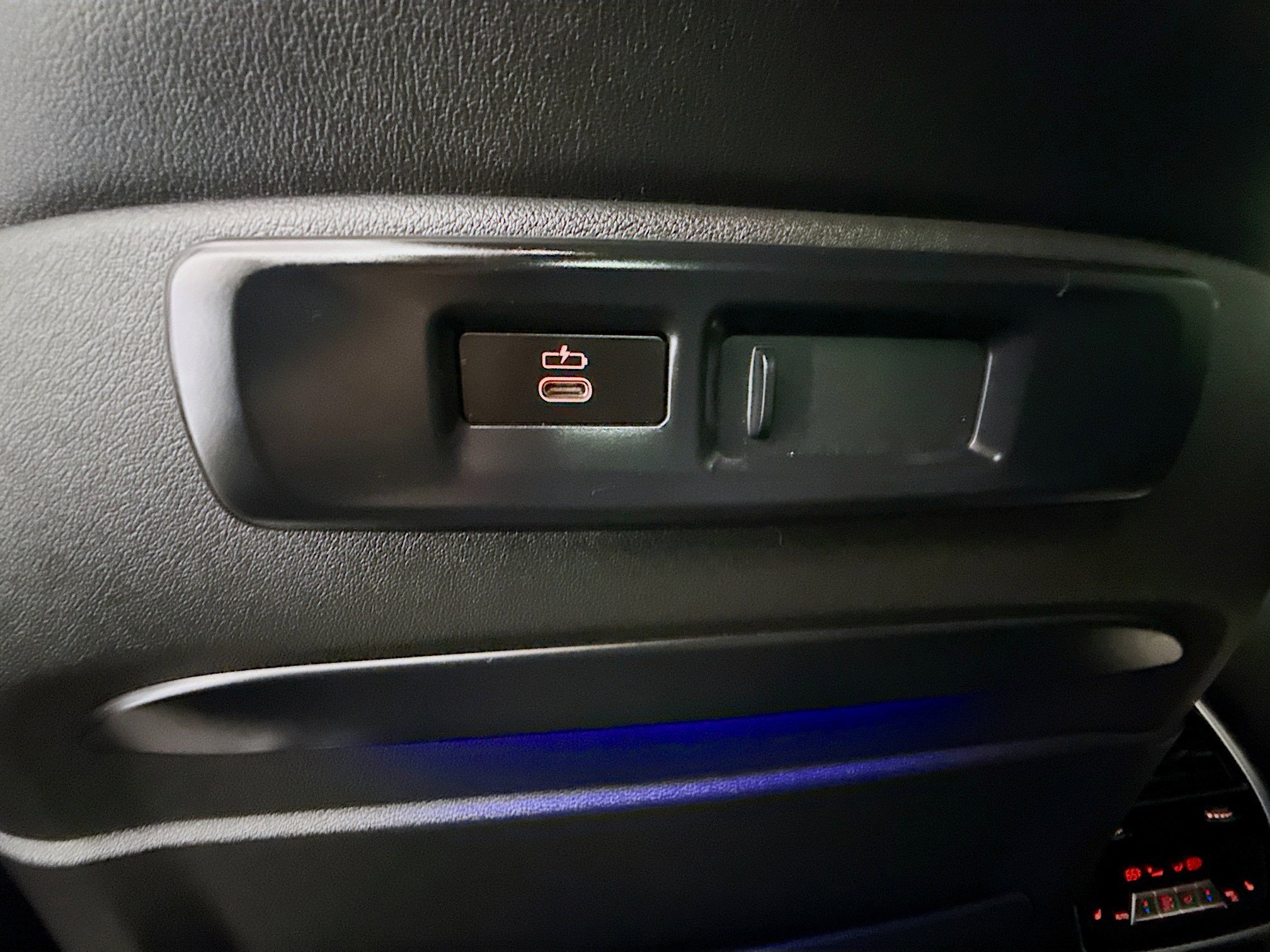 Used 2020 BMW X5 M50i w/ Premium Package image 45