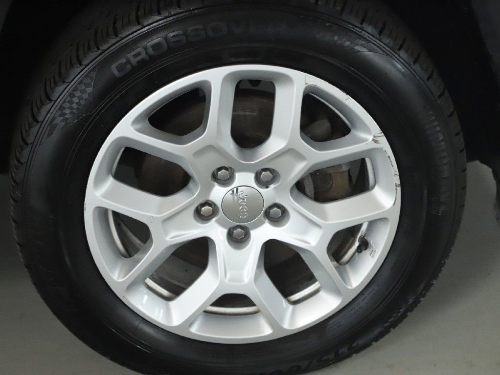 Used 2018 Jeep Renegade Latitude FWD image 11