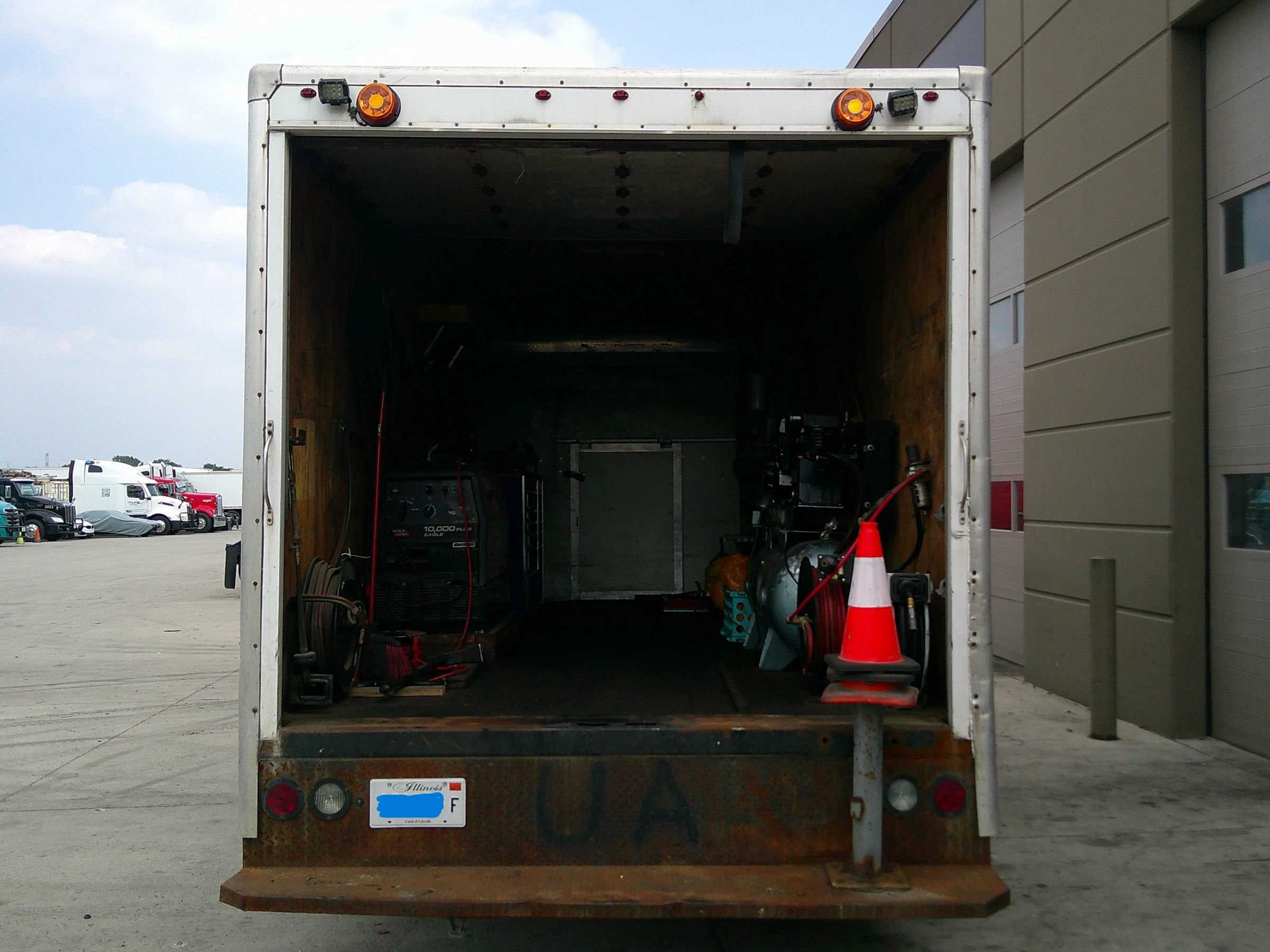 Used 2017 Chevrolet Express 3500 Extended RWD image 6