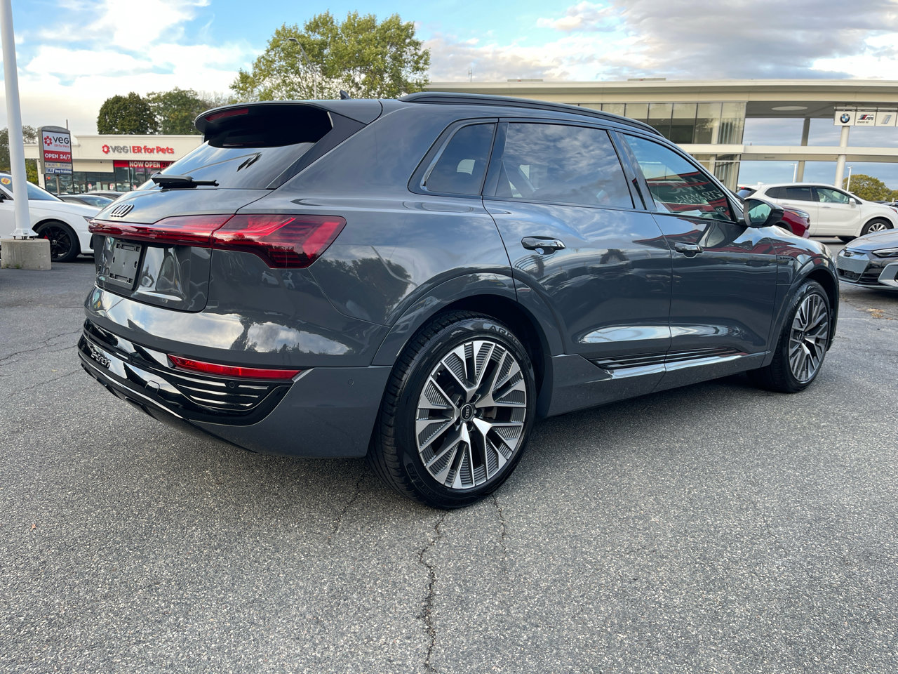 Used 2024 Audi Q8 e-tron Premium Plus w/ Premium Plus Package image 24