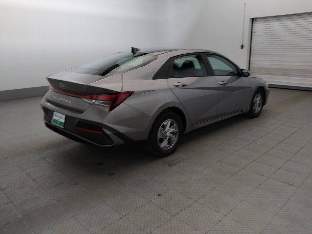 Used 2025 Hyundai Elantra SE w/ Cargo Package FWD image 10