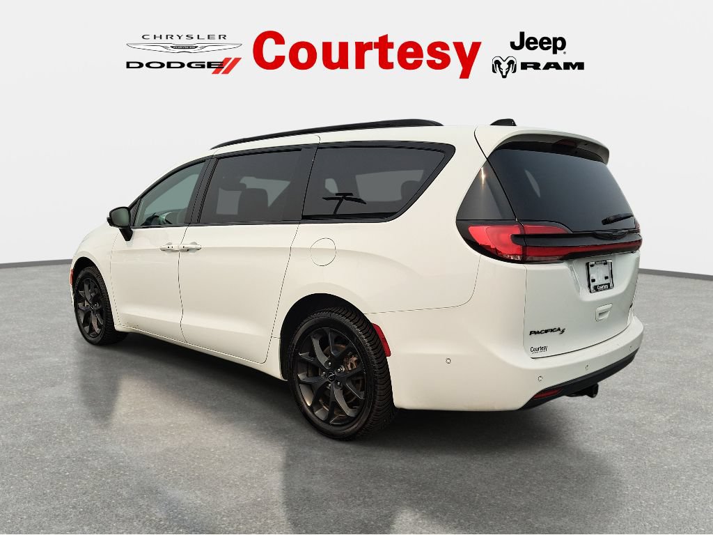Certified 2023 Chrysler Pacifica Touring-L w/ Uconnect Theater Family Group AWD/4WD image 6