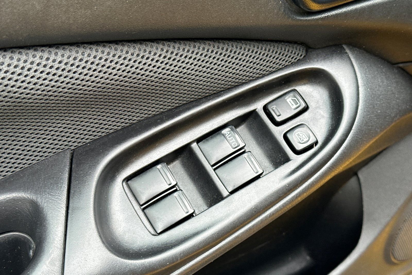 Used 2006 Nissan Sentra SE-R w/ (J01) Sunroof Pkg FWD image 12