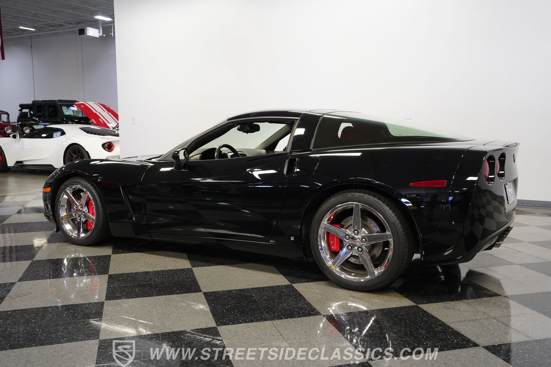 Used 2007 Chevrolet Corvette Coupe w/ Performance Package RWD image 9