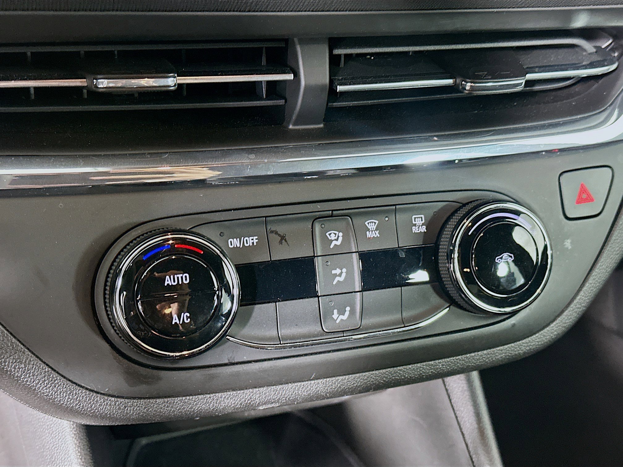 Used 2025 Buick Envista Preferred image 22