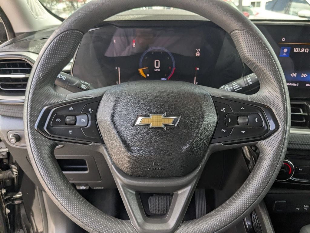 Used 2025 Chevrolet TrailBlazer LT AWD/4WD image 16