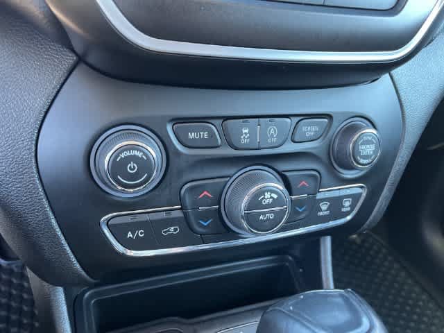 Used 2019 Jeep Cherokee Trailhawk w/ Comfort/Convenience Group AWD/4WD image 27
