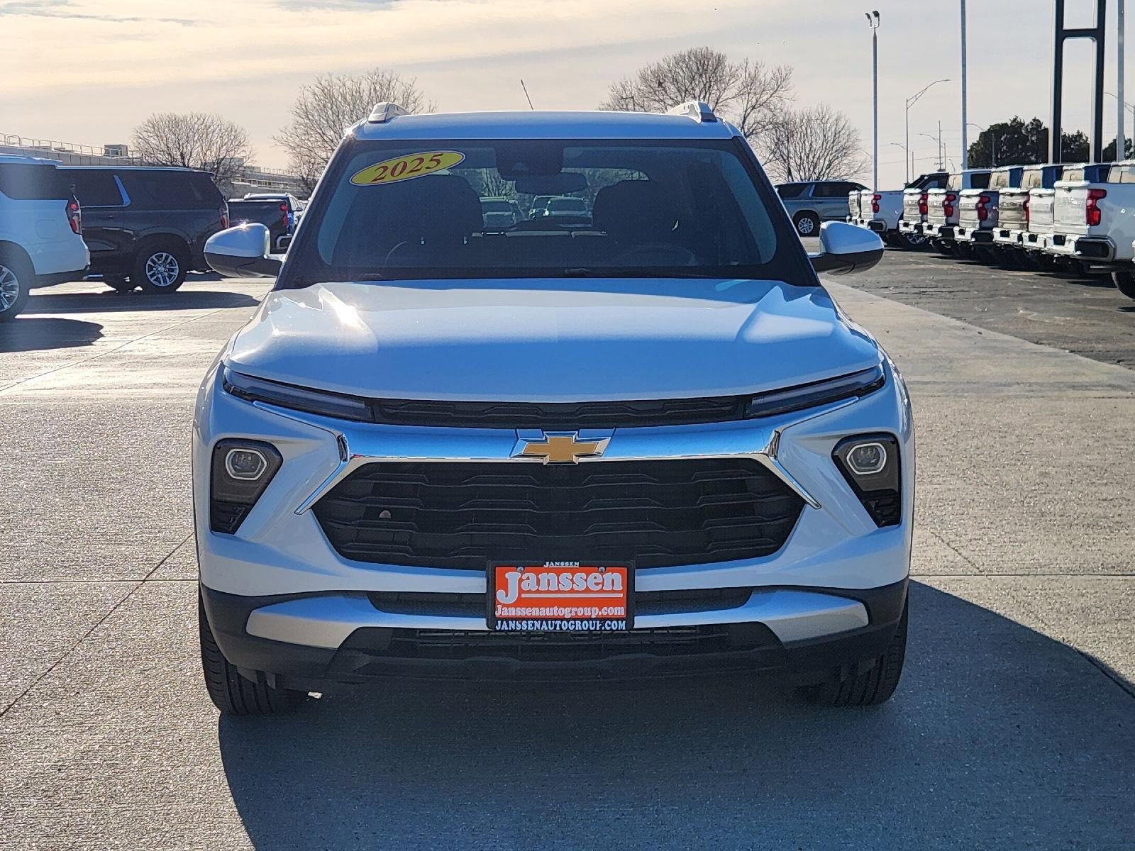 Used 2025 Chevrolet TrailBlazer LT AWD/4WD image 3