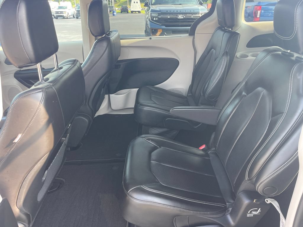 Used 2023 Chrysler Pacifica Touring-L FWD image 14